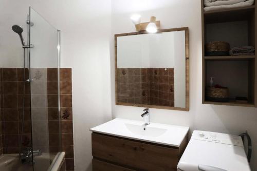 une salle de bain avec un lavabo, une douche et un miroir dans l'établissement Résidence Aupillon - LES ORRES 1650 APPARTEMENT 4 PERSONNES MAE-4134, aux Orres
