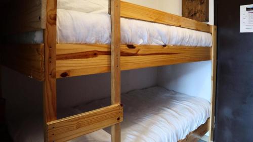 Двухъярусная кровать или двухъярусные кровати в номере Résidence Le Cairn - Studio pour 4 Personnes 964