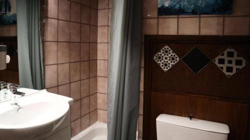 une salle de bain avec un lavabo blanc et des toilettes dans l'établissement Résidence Le Cairn - Mini Studio 4 personnes MAE-8964, aux Orres