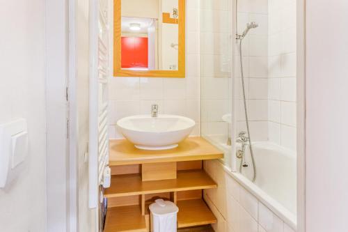 une salle de bain avec un lavabo blanc et une douche dans l'établissement Résidence Plagne Lauze - maeva Home - Studio 4 Personnes - Sélection MAE-3554, à Mâcot La Plagne