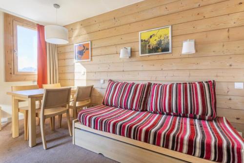 un salon avec un canapé et une table dans l'établissement Résidence Plagne Lauze - maeva Home - Studio 4 Personnes - Sélection MAE-3604, à Mâcot La Plagne