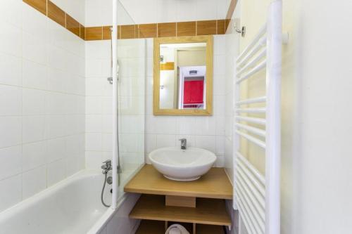 une salle de bain avec un lavabo, une baignoire et un miroir dans l'établissement Résidence Plagne Lauze - maeva Home - Studio 4 Personnes - Sélection MAE-3604, à Mâcot La Plagne