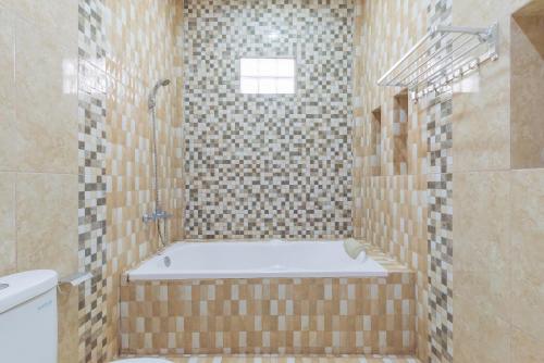 Koupelna v ubytování Urbanview Resort Botol Cisarua Puncak Bogor