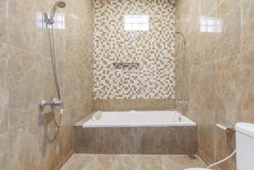 Koupelna v ubytování Urbanview Resort Botol Cisarua Puncak Bogor