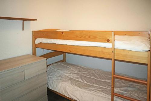 Ce lit superposé se trouve dans une petite chambre dotée de lits superposés et d'une vue spectrométrique. dans l'établissement Résidence Les Cembros - D104 LES CEMBROS 1650 MAE-4844, aux Orres