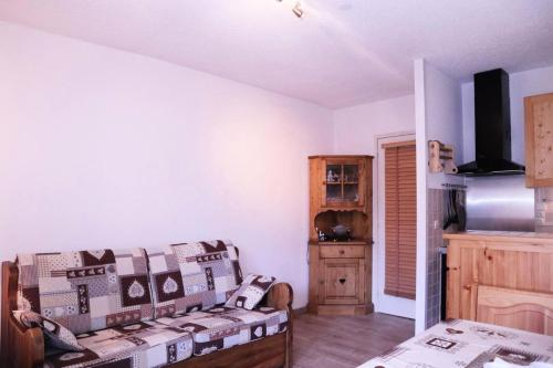 un salon avec un canapé et une cuisine dans l'établissement Résidence Orr Des Cimes - Orrianes des Cimes 104 MAE-7364, aux Orres