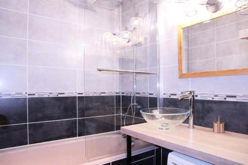 une salle de bain avec un lavabo et une baignoire dans l'établissement Résidence Orr Des Cimes - Orrianes des Cimes 104 MAE-7364, aux Orres