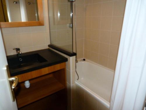 a bathroom with a shower and a sink and a tub at Résidence Ruitor Arc 1800 - Appartement 2 pièces 5 personnes dans une résidence calme, proche du télécabine dans le village de Charmettoger à Arc 1800 MAE-2190 in Arc 1800