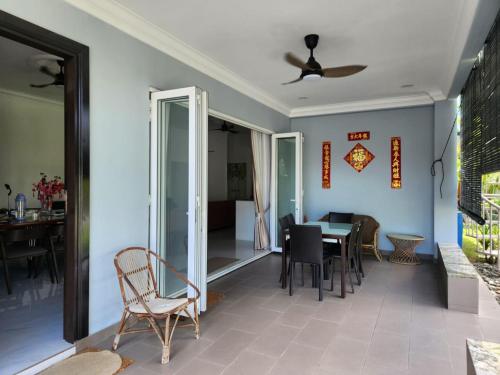 ein Esszimmer mit einem Tisch und Stühlen in der Unterkunft Lovell 63 in Puchong