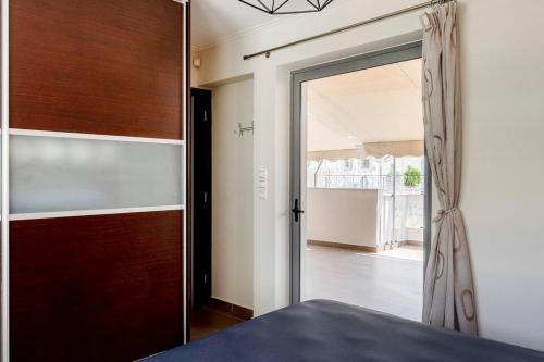 Postel nebo postele na pokoji v ubytování Comfort 1BR apt with amazing balcony at Piraeus