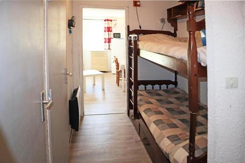 un corridoio con 2 letti a castello in una camera di Résidence Pic Vert - Studio pour 4 Personnes 204 a Les Orres
