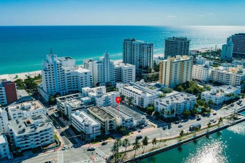 una vista aérea de una ciudad con edificios y el océano en Travelers Hideout Located 1 block from the beach, en Miami Beach