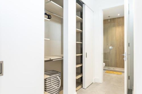 uma casa de banho com um closet com paredes brancas em The Modernista 1 - Luxury Villa with Private Pool em Miami