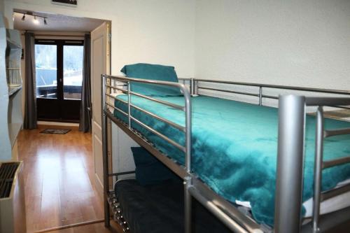 Ce lit superposé se trouve dans un dortoir doté d'une fenêtre. dans l'établissement Résidence Orr Des Cimes - Superbe studio vue pistes centre station MAE-6801, aux Orres