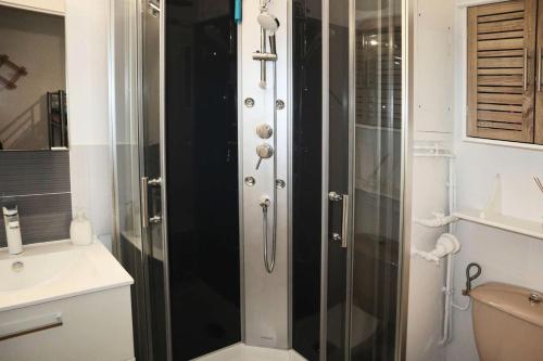 une salle de bain avec douche et lavabo dans l'établissement Résidence Orr Des Cimes - Superbe studio vue pistes centre station MAE-6801, aux Orres