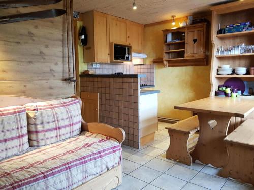 une cuisine avec un canapé et une table dans l'établissement Résidence Les Charmettes - Appartement de charme 2 pièces 4 personnes à Arc 1600 proche des pistes et des commerces MAE-2199, à Arc 1600