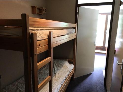 deux lits superposés dans une chambre avec fenêtre dans l'établissement Résidence Le Meale - CENTRE STATION Les Orres 1650 - Rés. LE MEALE - Studio 4 Pers. MAE-3881, aux Orres