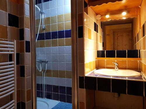 La salle de bains est pourvue d'un lavabo et d'une douche. dans l'établissement Résidence Les Charmettes - 2 Pièces pour 4 Personnes 99, à Arc 1600