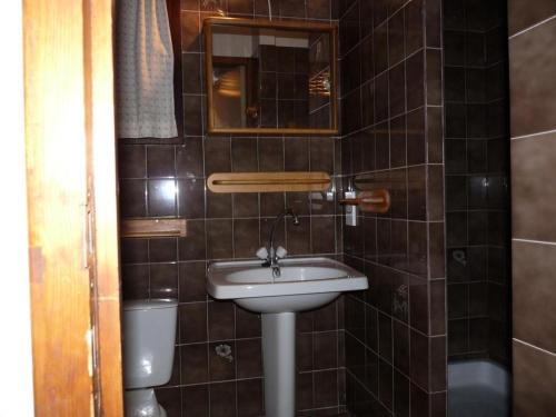 une salle de bain avec un lavabo et des toilettes dans l'établissement Résidence Le Meale - CENTRE-STATION Les Orres 1650 - Rés. MEALE - Studio 4 personnes MAE-3891, aux Orres