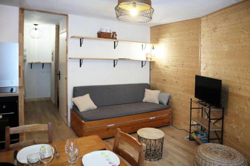 un salon avec un canapé et une table dans l'établissement Résidence Aupillon - LES ORRES 1650 APPARTEMENT 6 PERSONNES MAE-0591, aux Orres