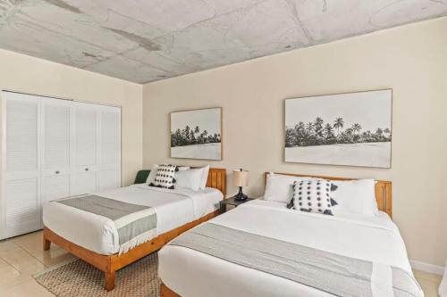 2 camas en un dormitorio con paredes blancas en Urban Retreat - Location Pool Gym & Parking, en Miami