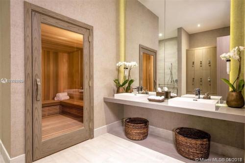 een badkamer met 2 wastafels en een inloopdouche bij Luxe Stay at Hyde Resort -Oceanfront & Amenities in Hollywood