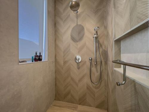 uma casa de banho com uma cabeça de chuveiro em The Modernista 2 - Large Townhome with Pool and Parking em Miami