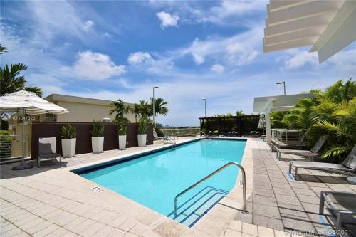 een zwembad op het dak van een gebouw bij City Condo in Midtown Wynwood with pool and parking in Miami