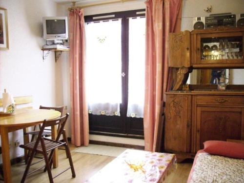 un salon avec une table et une grande fenêtre dans l'établissement Résidence Orr Des Cimes - STUDIO 4 PERSONNES CENTRE STATION MAE-3841, aux Orres
