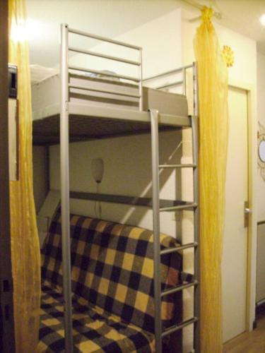 Ce lit superposé se trouve dans un dortoir doté de lits superposés. dans l'établissement Résidence Orr Des Cimes - STUDIO 4 PERSONNES CENTRE STATION MAE-3841, aux Orres