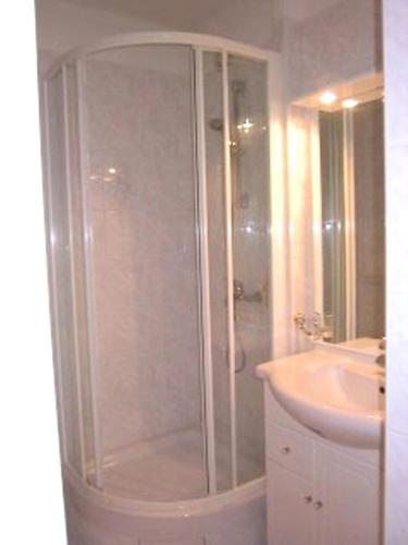 une salle de bain avec douche et lavabo dans l'établissement Résidence Orr Des Cimes - STUDIO 4 PERSONNES CENTRE STATION MAE-3841, aux Orres