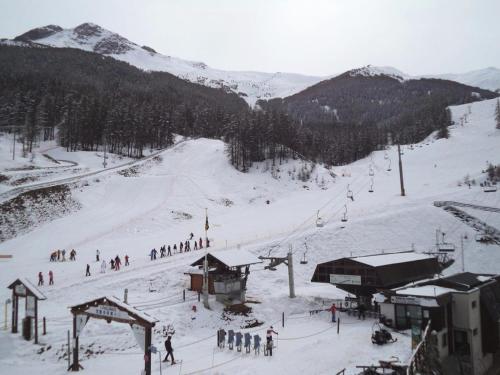grupa ludzi na stoku narciarskim w śniegu w obiekcie Résidence Orrianes Des Cimes - Studio pour 4 Personnes 851 w mieście Les Orres