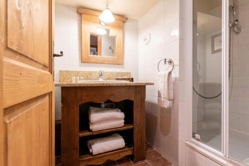 une salle de bain avec un lavabo et une douche dans l'établissement Résidence Les Arcs 1950 Le Village - maeva Home - Appartement 3 Pièces 6 Personnes - Prestige MAE-6614, à Bourg-Saint-Maurice