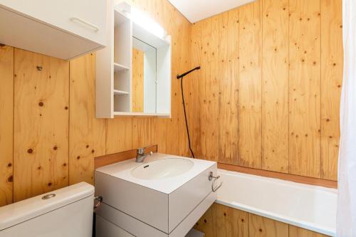 een badkamer met een toilet, een wastafel en een spiegel bij CHEVAL BLANC G - Appartement CHEVAL BLANC C11 pour 4 Personnes 13 in Valmorel