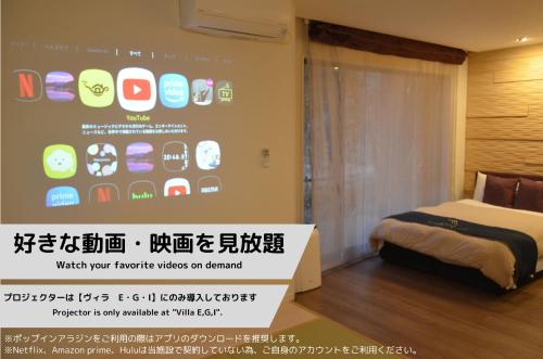un cartel en una habitación con una cama en una habitación en VILLA HAKONE STAGE en Hakone