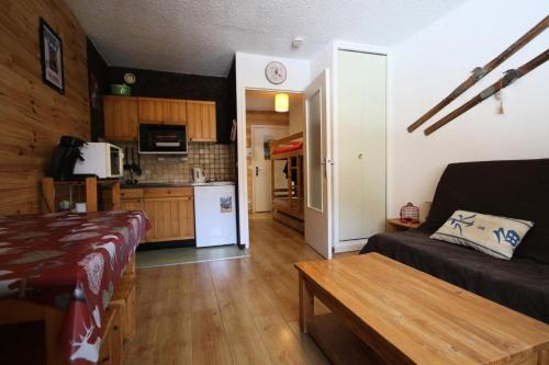 un salon avec un canapé et une cuisine dans l'établissement Résidence Orr Des Cimes - LES ORRIANES DES CIMES - Studio 4 Pers vue pistes MAE-6281, aux Orres