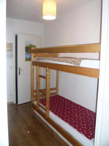 quelques lits superposés dans une chambre dans l'établissement Résidence Orr Des Cimes - LES ORRIANES DES CIMES - Studio 4 Pers vue pistes MAE-6281, aux Orres
