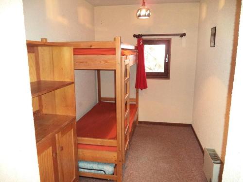 une chambre avec deux lits superposés et une fenêtre dans l'établissement Résidence Le Pic Vert - LE PIC VERT - 2 pièces pour 6 personnes MAE-3931, aux Orres