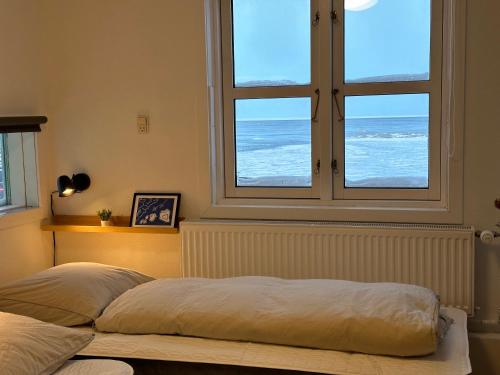 เตียงในห้องที่ Det grønne hus med isbjergsudsigt