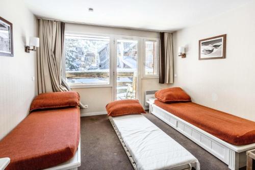 um quarto com duas camas e uma janela em Résidence Quartier Falaise - maeva Home - Appartement 2 Pièces 6 Personnes 524 em Avoriaz
