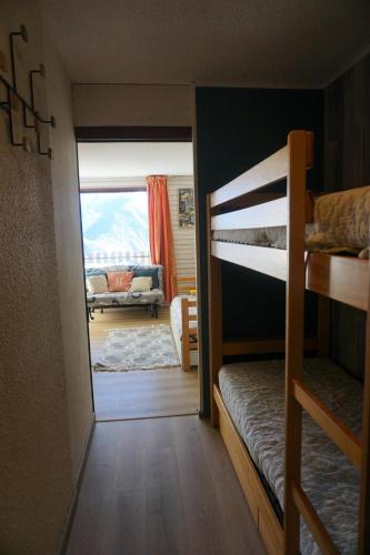 - une chambre avec des lits superposés et un salon avec un canapé dans l'établissement Résidence Piniers - studio cabine 4 personnes MAE-2828, à Orcières