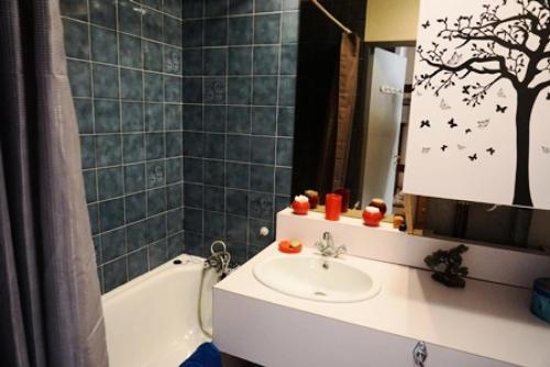 La salle de bains est pourvue d'un lavabo, d'un miroir et d'une baignoire. dans l'établissement Résidence Plein Soleil Ii - studio cabine 4 personnes MAE-2800, à Orcières