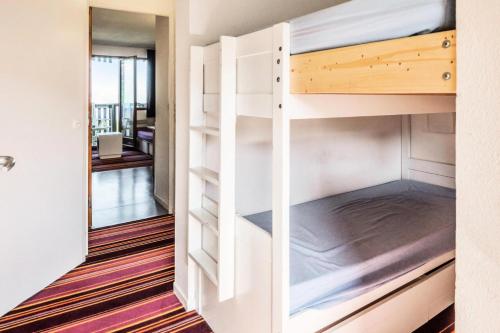 a room with a bunk bed and a hallway at Résidence Quartier Falaise - maeva Home - Studio 4 personnes - Sélection 474 in Avoriaz