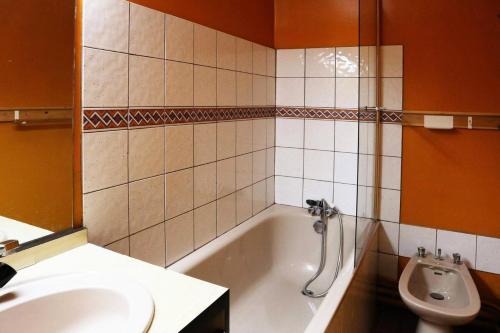 une salle de bain avec un lavabo, une baignoire et des toilettes dans l'établissement Résidence Orrianes Sources - Coeur de station les Orres 1650 MAE-6221, aux Orres