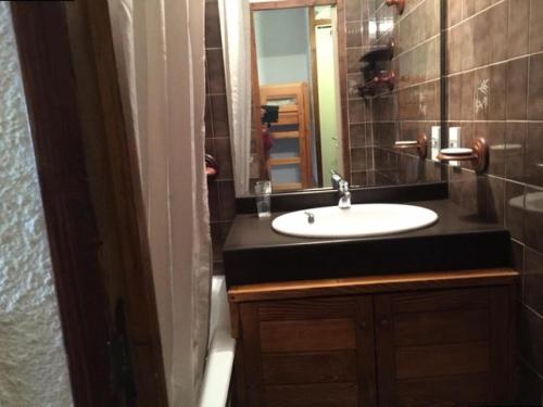 a bathroom with a sink and a mirror at Résidence Le Meale - Studio pour 6 Personnes 441 in Les Orres