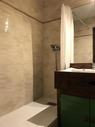 une salle de bain avec douche et lavabo dans l'établissement Résidence Le Cairn - COEUR DE STATION Les Orres 1650 - Rés. LE CAIRN - Appart. T2 6 Pers. MAE-6461, aux Orres