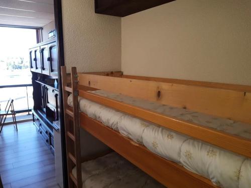 deux lits superposés dans une chambre avec fenêtre dans l'établissement Résidence Vallonpierre A - Studio cabine 4 personnes MAE-2818, à Orcières