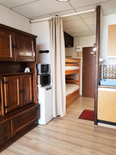 Cette chambre comprend une cuisine et des lits superposés. dans l'établissement Résidence Vallonpierre A - Studio cabine 4 personnes MAE-2818, à Orcières