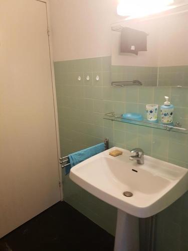 une salle de bain avec un lavabo et un miroir dans l'établissement Résidence Roches Rousses A - 2 pièces 6 personnes MAE-2845, à Orcières