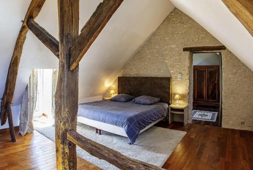 une chambre avec un lit dans un grenier dans l'établissement Lodge de Loire - rive droite - proche Chambord, à Séris